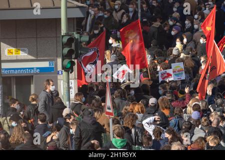 Am 19. Februar 2020 starben neun Menschen bei einem rassistischen Angriff in Hanau. Ein Bündnis antifaschistischer und antirassistischer Gruppen fordert ein individuelles CO Stockfoto