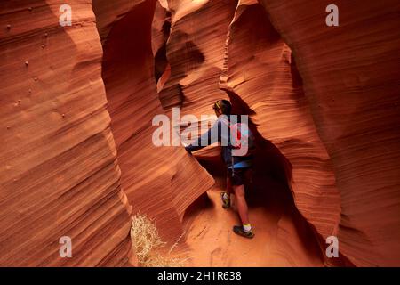 Touristische und erodierte Sandsteinformationen im Rattlesnake Canyon, Near Page, Navajo Nation, Arizona, USA (Model-Release) Stockfoto