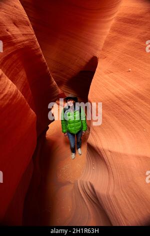 Touristische und erodierte Sandsteinformationen im Rattlesnake Canyon, Near Page, Navajo Nation, Arizona, USA (Model-Release) Stockfoto