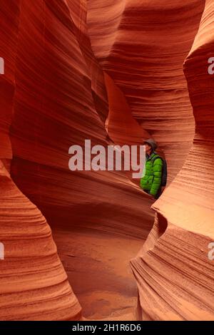 Touristische und erodierte Sandsteinformationen im Rattlesnake Canyon, Near Page, Navajo Nation, Arizona, USA (Model-Release) Stockfoto