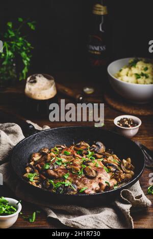 Gebratenes Schweinehals-Steak mit verschiedenen Pilzen und Kartoffelpüree Stockfoto