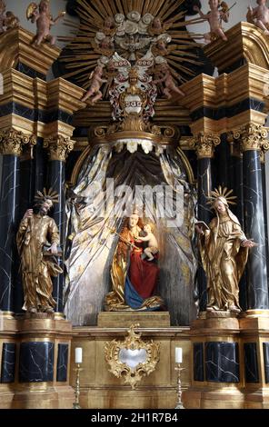 Madonna mit Jesuskind, Altar in der Stiftskirche Neumünster in Würzburg Stockfoto