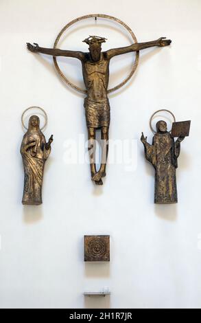 Jungfrau Maria mit dem heiligen Johannes unter dem Kreuz, Kirche des heiligen Johannes in Piflas, Deutschland Stockfoto