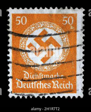 Die in Deutschland gedruckte Briefmarke zeigt die Swastika in einem Eichenkranz, um 1942. Stockfoto