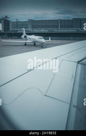 Privatjet wartet auf seinen vielbeschäftigten Besitzer, bereit für den Flug, in einem Flughafen Stockfoto