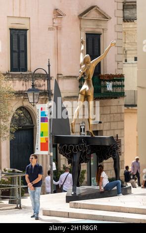 Matera, Italien - 20 September, 2019: Matera, der Europäischen Kulturhauptstadt 2019. Skulptur der surrealistischen Piano von Salvador Dali auf der Piazza San Francesco. Stockfoto