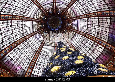 PARIS - NOVEMBER 11: Der Weihnachtsbaum der Galeries Lafayette, Handelspavillons mit Parfüm, 11. November 2012, Paris, Frankreich. Viele berühmte Parfüm-BH Stockfoto