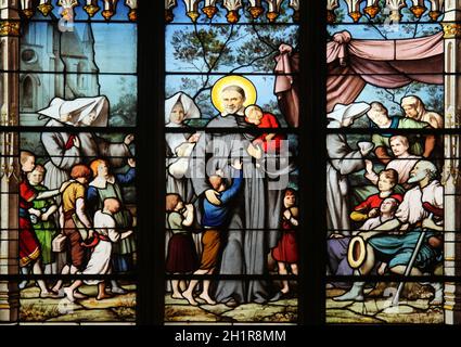 St. Vincent de Paul treffen sich mit den Töchtern der Nächstenliebe verlassene Kinder, Pieta, Glasmalerei, St. Severin Kirche, Paris, Frankreich Stockfoto