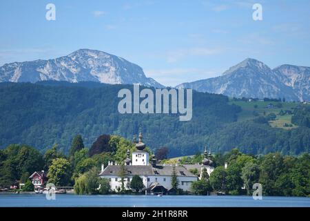 Das Seeschloss Ort am Traunsee in Gmunden mit Bergen im Hintergrund, Salzkammergut, Bezirk Gmunden, Oberösterreich, Österreich, Europa - der Lake Cast Stockfoto