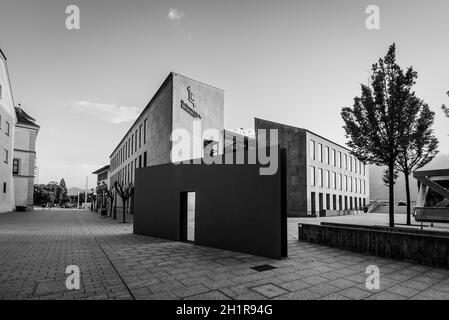 Vaduz, Liechtenstein - 28. Mai 2016: Blick auf die Landesbank in Vaduz, Liechtenstein. Die Schwarz-Weiß-Fotografie. Stockfoto