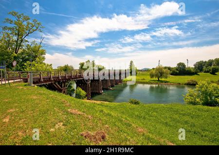Korana Flusslandschaft in Karlovac, grüne Landschaft und Brücke, Zentral Kroatien Stockfoto