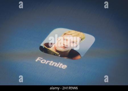 Bucarest, Rumänien - Dezember 13. 2020: Illustratives redaktionelles Bild des Fortnite-Logos, ein Spiel von Epic Games, auf einem Mobiltelefon in Bukarest, Romani Stockfoto