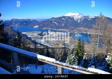 Blick von der Bleckwand auf den Wolfgangsee im Winter, Bezirk Gmunden, Salzkammergut, Oberösterreich, Österreich, Europa - Blick von der Bleckwand nach Stockfoto