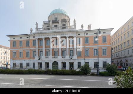 Triest, Italien. 24. Februar 2921. Eine Außenansicht des Carciotti Gebäudes im Stadtzentrum Stockfoto