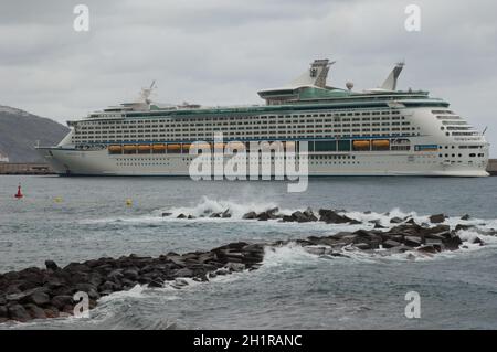 La Palma. Kanarische Inseln. Spanien. 2. Dezember 2018: Linienschiff in Santa Cruz de La Palma. Stockfoto