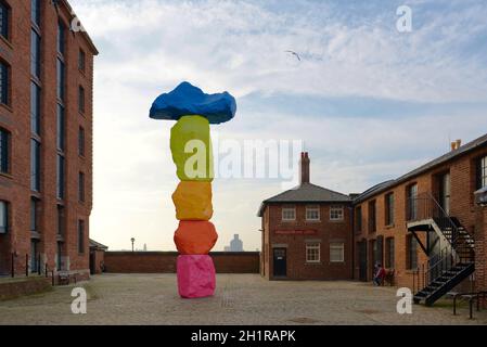 Liverpool, Großbritannien, 2nd. Februar 2020: Lebendige Farben der liverpooler Bergskulptur von Ugo Rondinone vor blauem Himmel außerhalb der Tate. Stockfoto