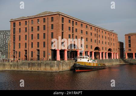 Liverpool, Großbritannien, 2nd. Februar 2020: Altes brocklebank Boot vor königlichen albert Dock Gebäuden an einem sonnigen Frühlingstag, ruhiges Wasser. Stockfoto