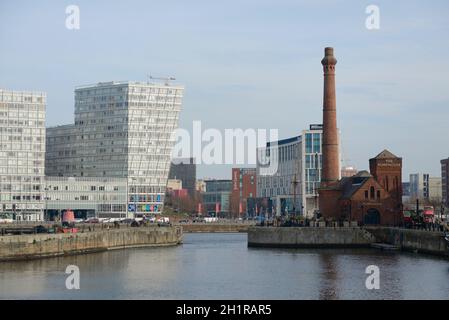 Liverpool, Großbritannien, 2nd. Februar 2020: Das Pumpenhaus und Wolkenkratzer an der Seite des Docks als Teil der liverpool Waterfront. Mersey Stockfoto