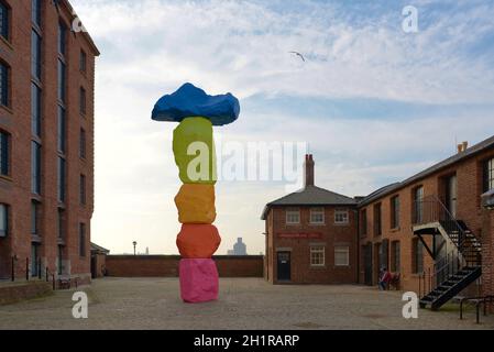 Liverpool, Großbritannien, 2nd. Februar 2020: Rote Backsteingebäude am königlichen albert Dock umgeben die liverpool-Bergskulptur außerhalb der Tate Stockfoto
