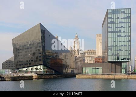 Liverpool, Großbritannien, 2nd. Februar 2020: Vollbildaufnahme des Mann Island Komplexes in liverpool mit dem ikonischen Lebergebäude als Hintergrund. Stockfoto
