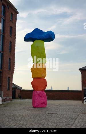 Liverpool, Großbritannien, 2nd. Februar 2020: Vollbildaufnahme der farbenfrohen, modernen und abstrakten Skulptur von Ugo Rondinone vor der Tate Gallery Stockfoto