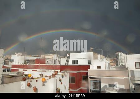 Doppelter Regenbogen über den Häusern einer Stadt. Schamann. Las Palmas de Gran Canaria. Gran Canaria. Spanien. Stockfoto