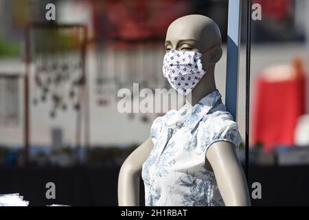 Mund-Nasen-Schutz Maske auf einer Schaufensterpuppe in Österreich, Europa - Mund- und Nasenschutzmaske auf einer Schaufensterpuppe in Österreich, Europa Stockfoto