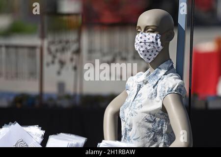 Mund-Nasen-Schutz Maske auf einer Schaufensterpuppe in Österreich, Europa - Mund- und Nasenschutzmaske auf einer Schaufensterpuppe in Österreich, Europa Stockfoto