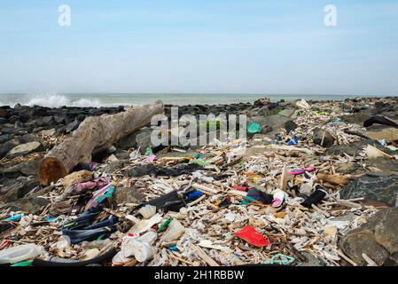 Verschüttete Müll am Strand in der Nähe der großen Stadt. Leere benutzten schmutzige Plastikflaschen und anderen Müll. Dirty Seashore das Tyrrhenische Meer. Umwelt p Stockfoto