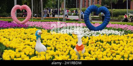 Taipei, Taiwan, Februar 26 2021: Dekorative holländische Mühle und ein Boot mit zwei Figuren am Eingang zum Shilin Residence Park für die Tulip Show 2021 Stockfoto