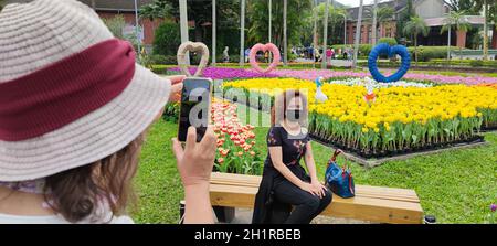 Taipei, Taiwan, Februar 26 2021: Dekorative holländische Mühle und ein Boot mit zwei Figuren am Eingang zum Shilin Residence Park für die Tulip Show 2021 Stockfoto