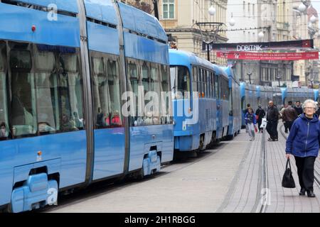 Blaue Stadtbahnen bleiben in einem Stau im Stadtzentrum von Zagreb Stockfoto