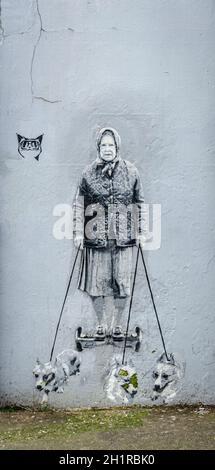 Whitsable, Kent, UK, Februar 2021 - Street Art von Queen Elizabeth auf einem Hoverboard, von catman, in der Küstenstadt Whitstable, Kent, UK Stockfoto