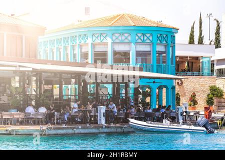 LIMASSOL, ZYPERN - Juni 2020: Menschen sitzen im Café am Meer Stockfoto