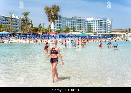 AYIA NAPA, ZYPERN - 21. April 2018: Touristenmassen, die sich am Strand von Nissi entspannen Stockfoto