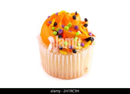 Halloween-Cupcakes mit Streuseln auf weißem Hintergrund Stockfoto