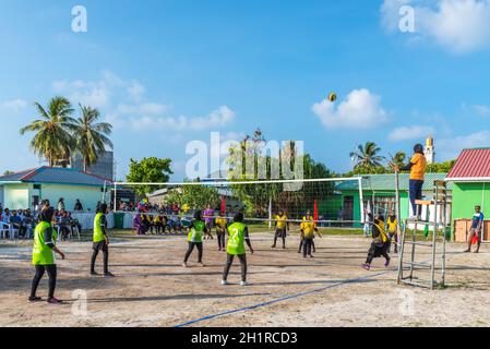 Huraa Island, Malediven - 20. November 2017: Mädchen spielen Volleyball für die Meisterschaft auf der Insel Huraa, Malediven. Stockfoto