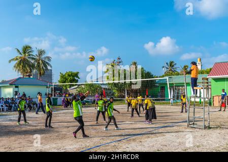 Huraa Island, Malediven - 20. November 2017: Mädchen spielen Volleyball für die Meisterschaft auf der Insel Huraa, Malediven. Stockfoto