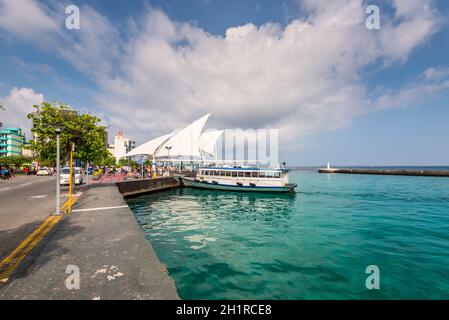 Male, Malediven - 21. November 2017: Passagiere eines Kreuzfahrtschiffs warten auf die Landung auf einem Boot am Presidential Jetty auf der Insel Male, Malediven. Stockfoto