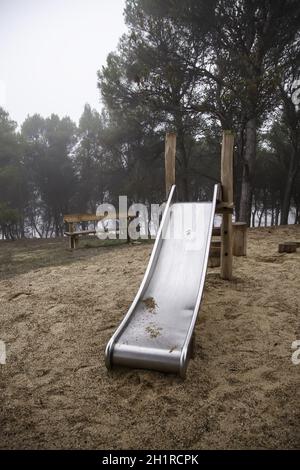 Detail des Spiels der Kinder in einem Park im Wald Stockfoto