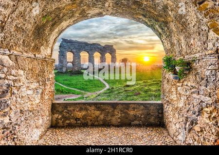 Panoramafenbalkon mit Blick auf die ikonischen Ruinen des Parco degli Acquedotti, Rom, Italien Stockfoto