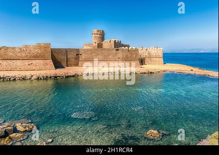 Blick auf die malerische Burg Aragonese, alias Le Castella, am Ionischen Meer in der Stadt Isola di Capo Rizzuto, Italien Stockfoto