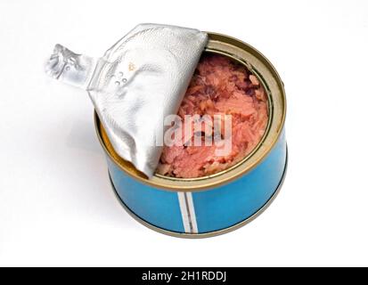 Offene Dose Thunfisch isoliert auf weißem Hintergrund Stockfoto