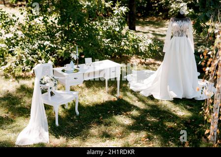 Perfekte weiße Hochzeitskleid am Hochzeitstag Stockfoto