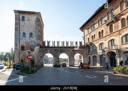 Udine, Italien. März 3, 2021. Panoramablick auf das antike Stadttor von Aquileia im Stadtzentrum Stockfoto