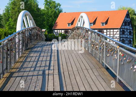 Bydgoszcz, Polen - 26. Juni 2020: Fußgängerbrücke, Brücke der Liebenden über den Fluss Brda auf Mill Island Stockfoto