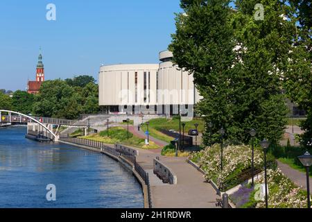 Bydgoszcz, Polen - 26. Juni 2020: Opera Nova am Fluss Brda. Es ist eines der berühmtesten und bekanntesten Gebäude in der Stadt Stockfoto