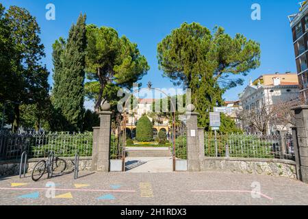 Udine, Italien. 3. März 2021. Panoramablick auf die Giovanni Pascoli Gärten im Stadtzentrum Stockfoto