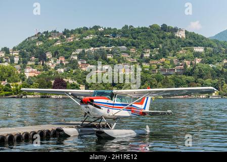 Como, Italien - 27. Mai 2016: Ein Wasserflugzeug Cessna 172N Skyhawk 100 II, das am Wasserflugplatz des Comer Sees in Como City, Italien, andockt. Stockfoto