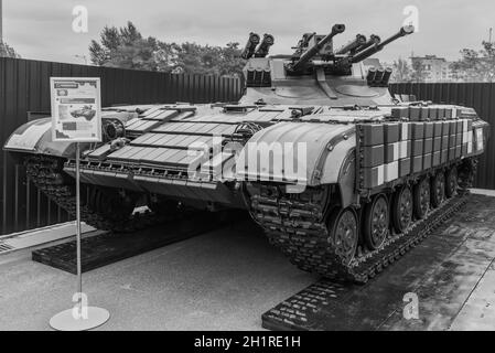 Kiew, Ukraine - 11. Oktober 2017: Waffe des Krieges in der Ukraine. Combat Machine by Name Strage (Sentinel) während der Ausstellung. Schwarzweiß-Fotografie Stockfoto